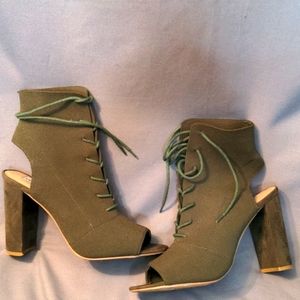 OLIVE STEVE MADDEN SOCK BOOTIES 👢